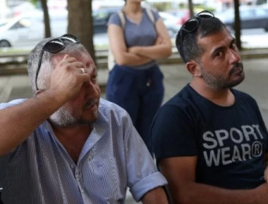 Σκυμμένα κεφάλια στο εκλογικό περίπτερο του ΣΥΡΙΖΑ μόλις ανακοινώθηκε το exit poll (βίντεο)